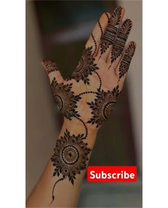 Gorgeous Paisley And Mesh Along Front Hand Mehndi Design